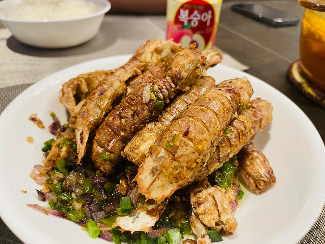 无油炸版的椒盐皮皮虾和巧拨虾壳的方法