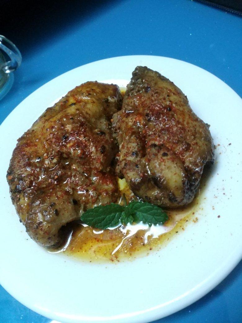 香煎鲜嫩多汁的黑椒鸡胸肉