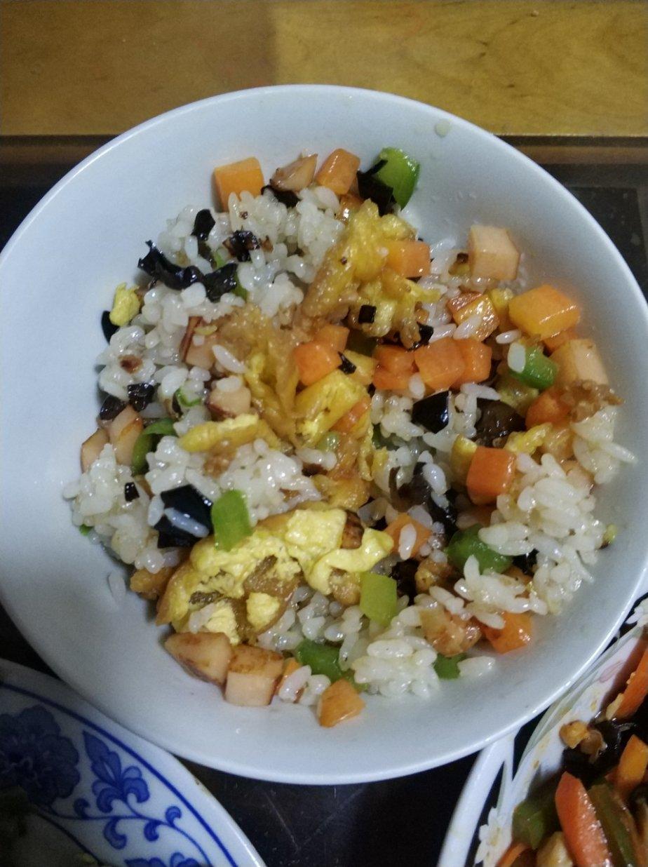 鸡蛋青豆炒米饭