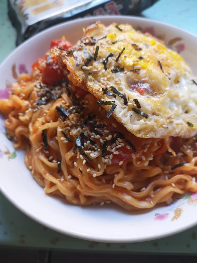 有什么用什么,果真,方便面怎么做都好吃～用料西红柿1个番茄酱2勺鸡蛋