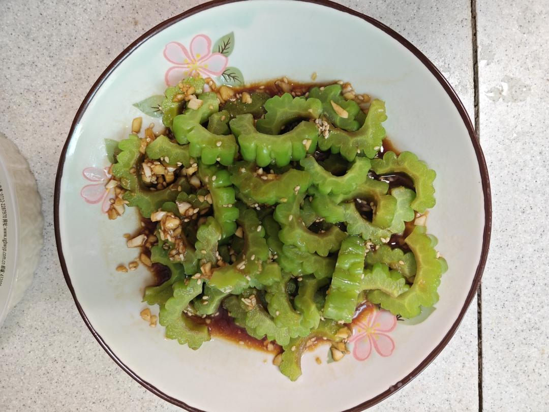 凉拌苦瓜(色碧、味脆)