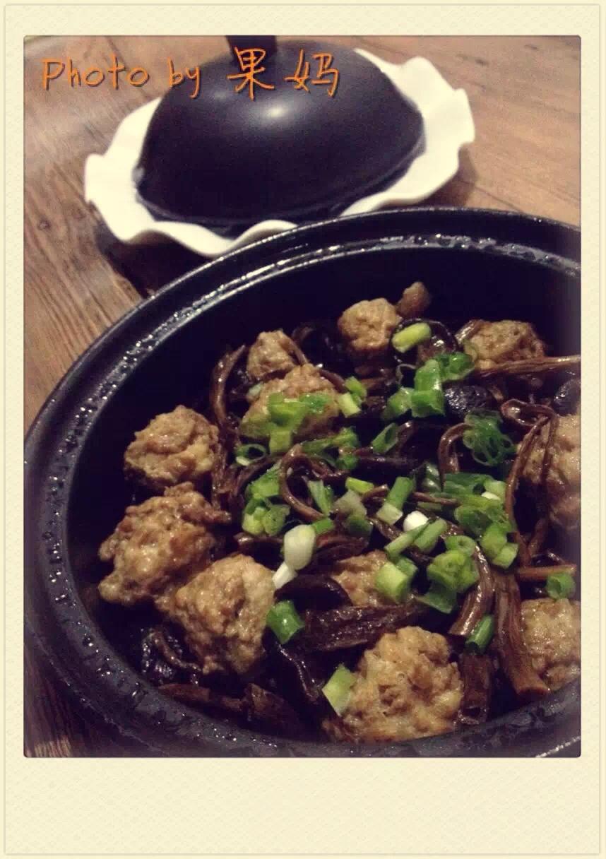 砂锅茶树菇煲肉丸子的做法