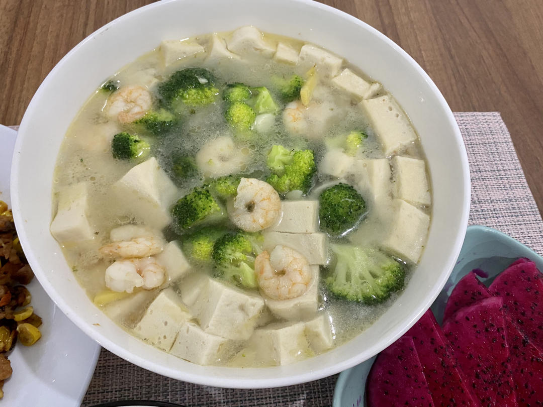 西兰花虾仁豆腐汤