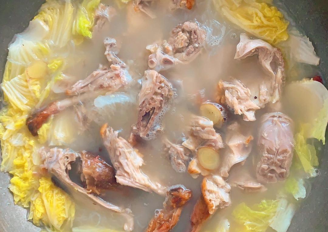 一只鸭架子的两种做法:   鸭架粉丝汤