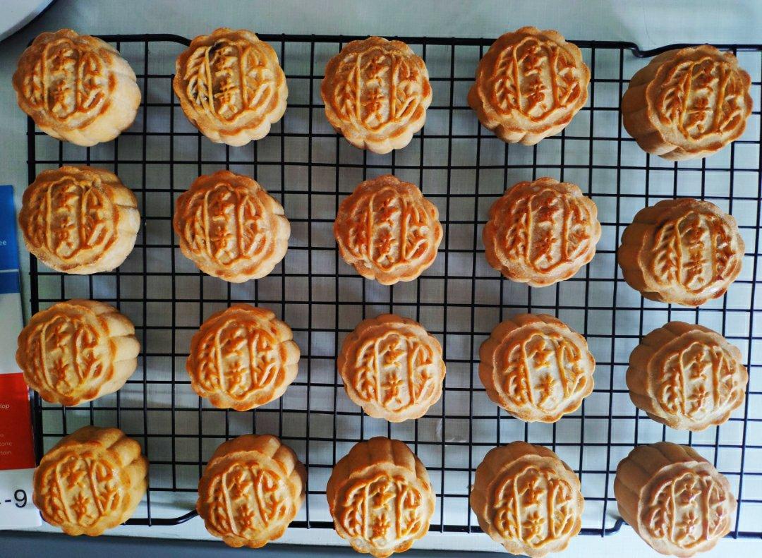 广式月饼—蛋黄芝麻月饼