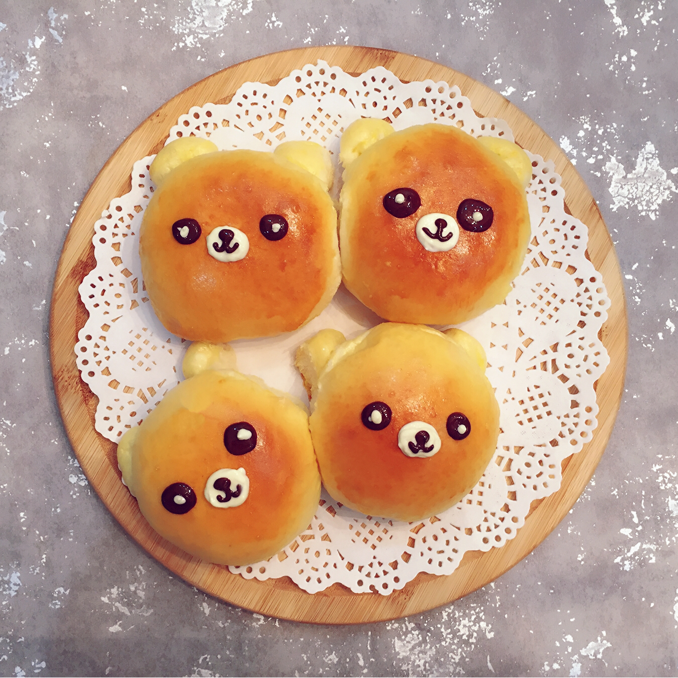 五个樱桃做的熊猫面包