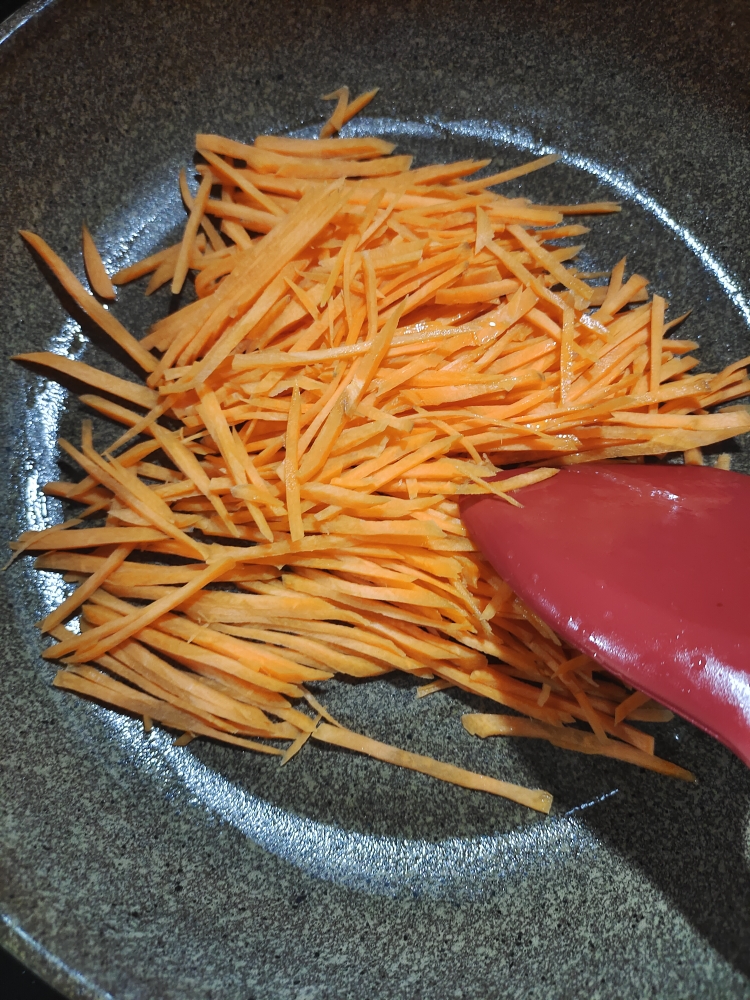 芹菜炒红萝卜的做法 步骤2