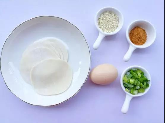 一张薄薄的饺子皮就能做成的葱油薄脆饼！的做法 步骤1