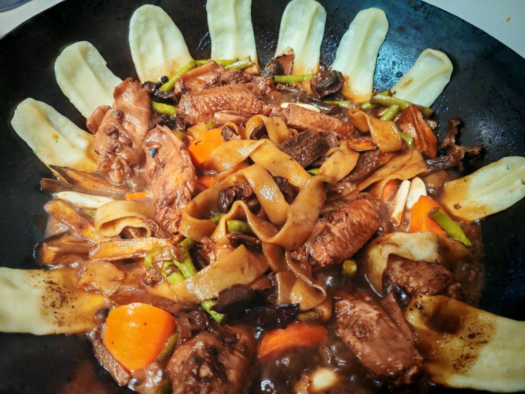 地锅鸡，教你贴饼子好吃的小技巧~