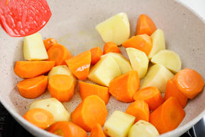 土豆萝卜焖牛肉的做法 步骤3