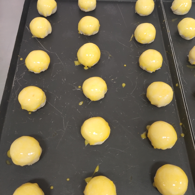 超详细新手也能轻松完成的蛋黄酥酥的做法 步骤10