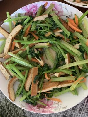 炒三丝（芹菜，豆腐干，胡萝卜丝）的做法 步骤3