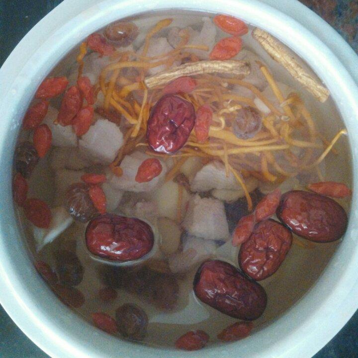 虫草花瘦肉炖花胶汤（平喘养肺）