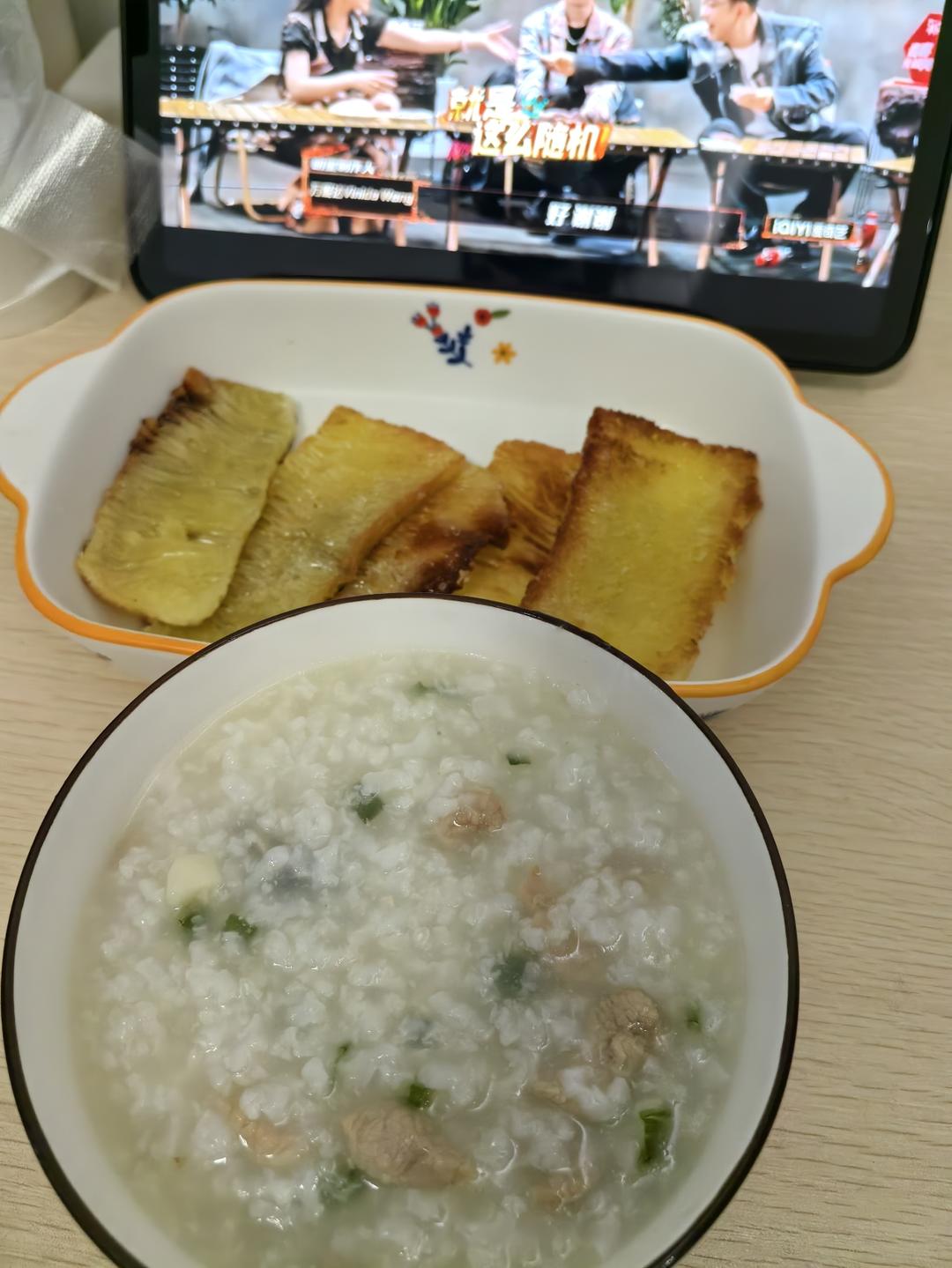 妈妈👩教我做的皮蛋瘦肉粥🥣简单快捷美味😋