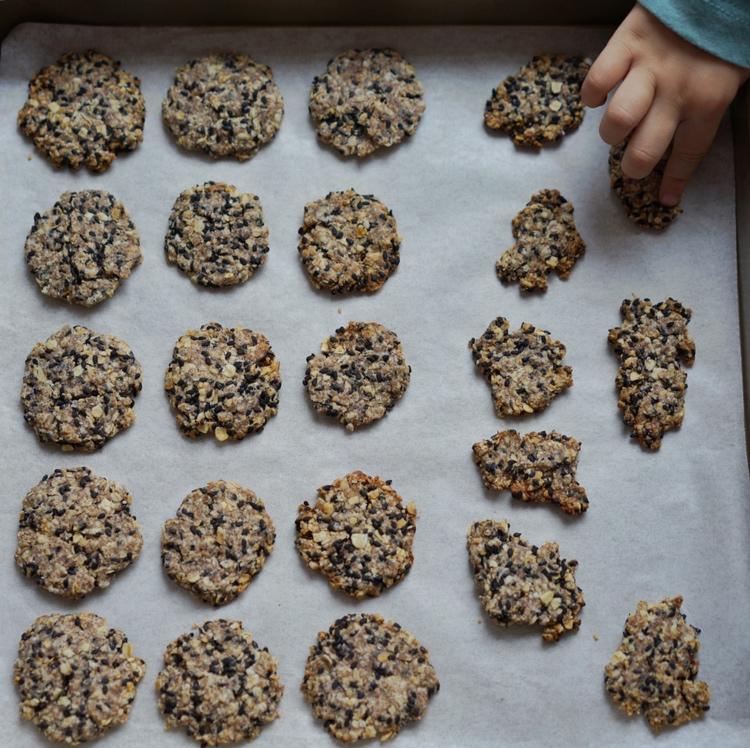 素食:有机燕麦芝麻大饼干