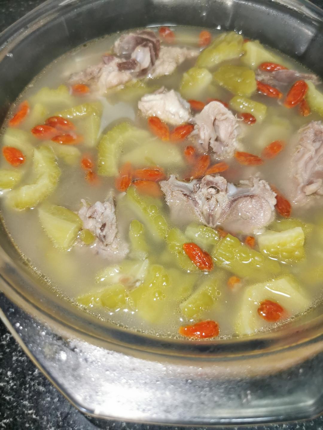 苦瓜鸡骨架枸杞子汤