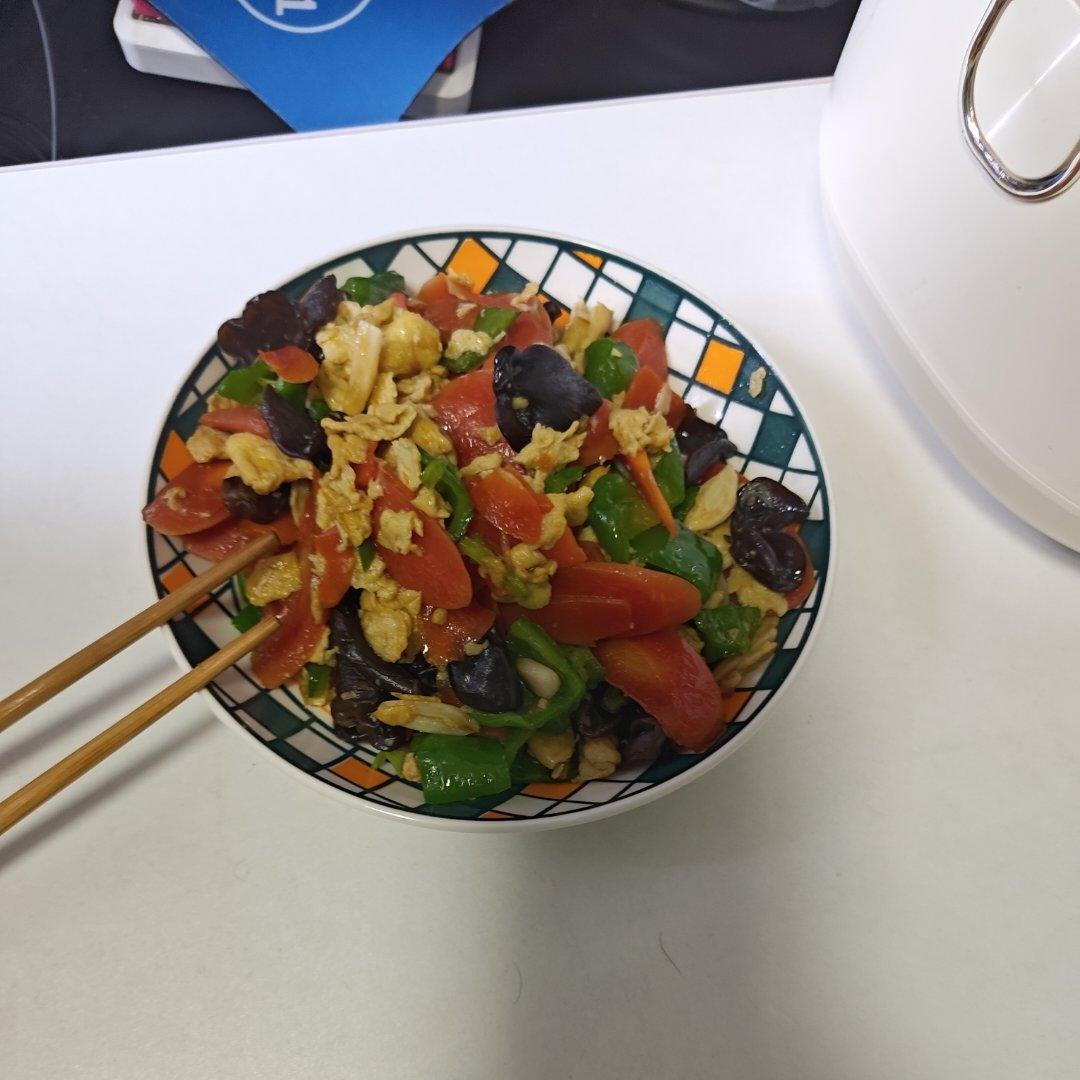 这么搭配也太香了！青椒胡萝卜木耳炒鸡蛋
