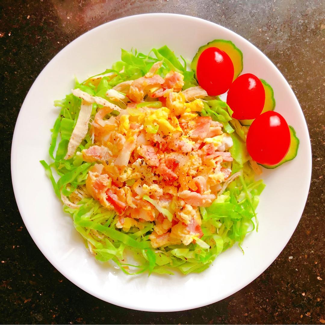 keto-生酮卷心菜鸡胸沙拉+滑蛋培根