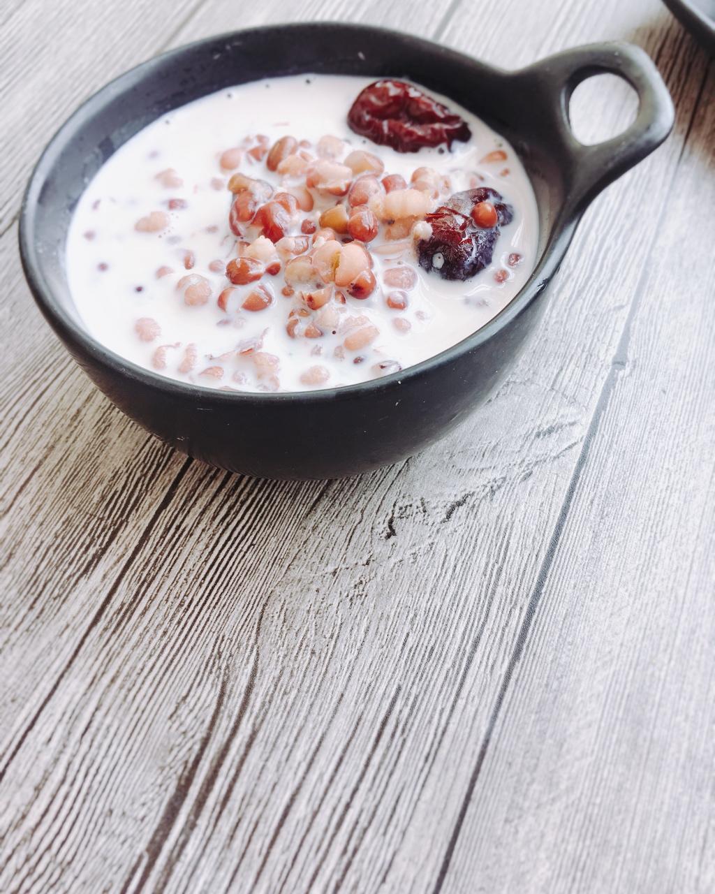 红枣红豆薏仁牛奶粥