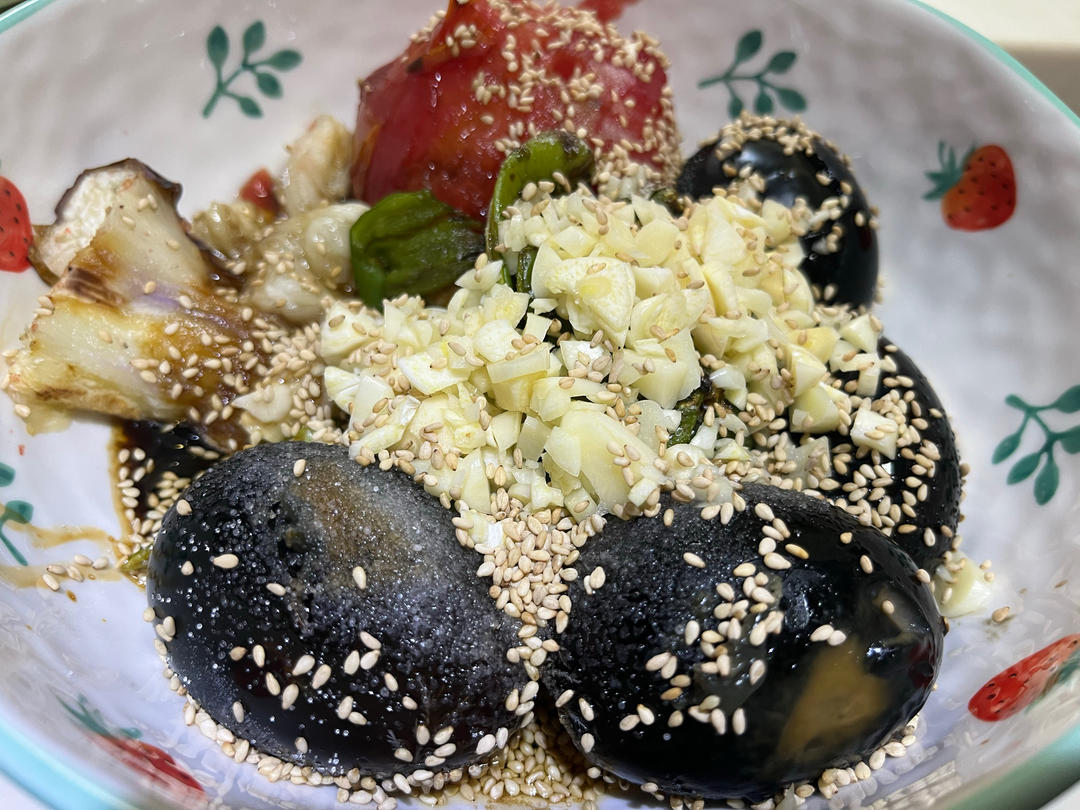一顿能下三碗饭!!皮蛋擂辣椒真的下饭神器