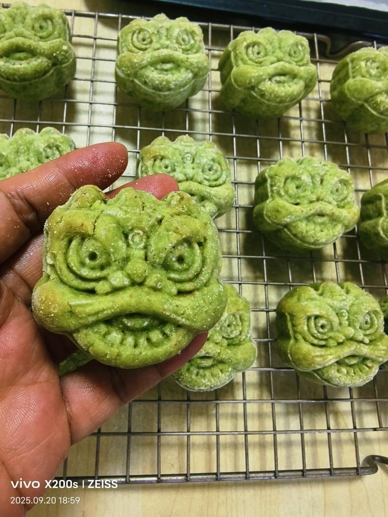 今年爆火的开心果脆皮月饼｜开心果霸霸月饼