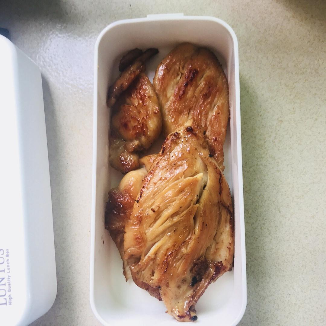 健身厨男版：香煎滑嫩鸡胸肉，全网最流行的鸡胸吃法！