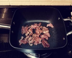 尖椒炒牛肉的做法 步骤4
