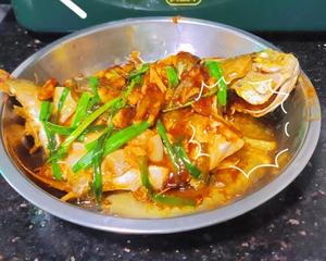 广州家常菜之三肉一菜(红烧金鲳鱼+番茄炒蛋+西兰花炒肉卷+蚝油生菜)的做法 步骤7