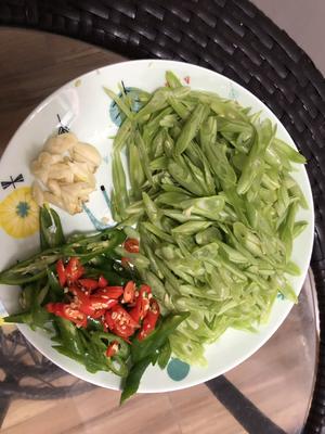 无敌下饭菜:四季豆炒五花肉的做法 步骤3