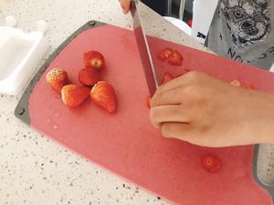 夏日透心凉草莓冰棍的做法 步骤1