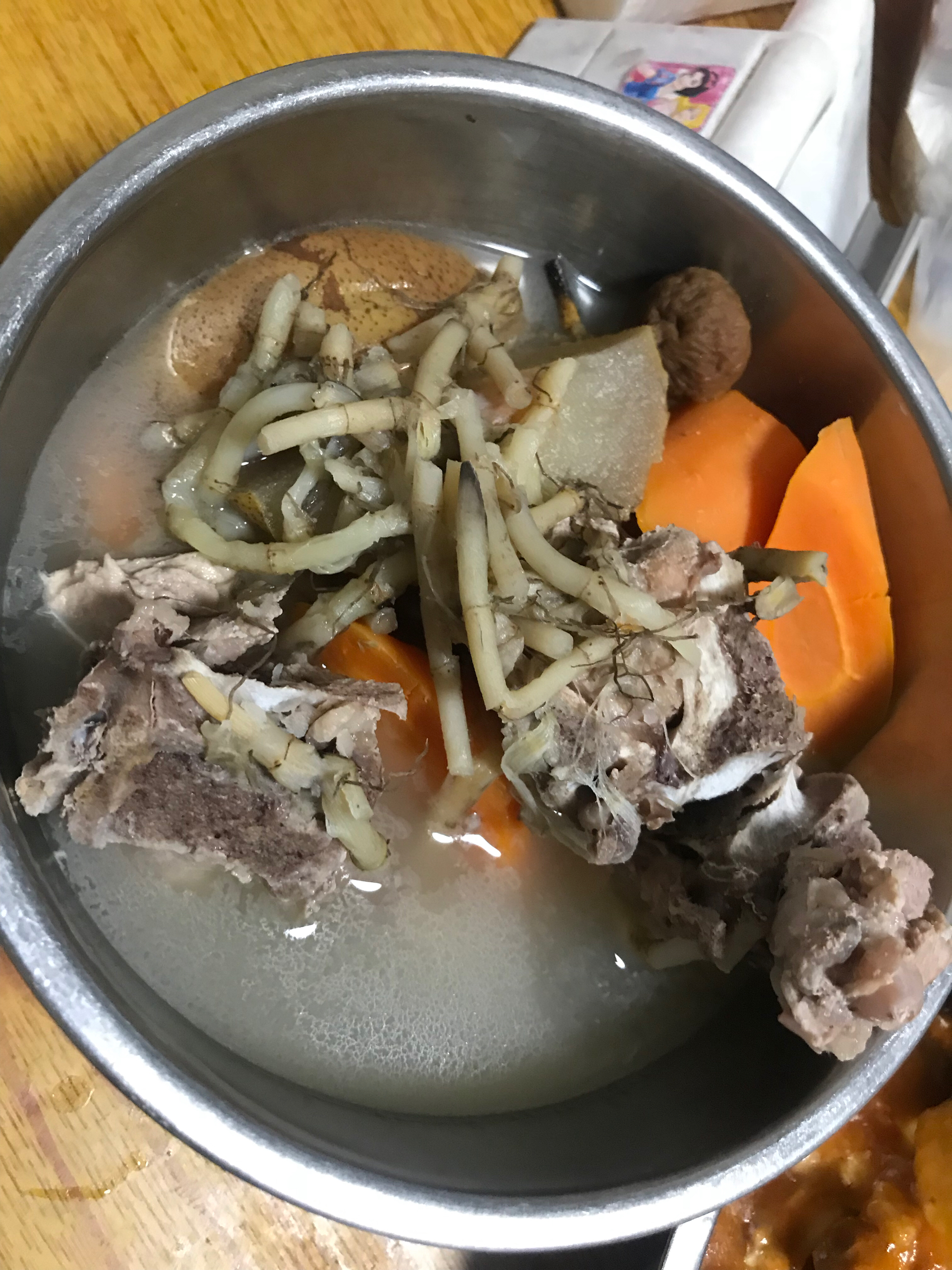 鱼腥草雪梨红萝卜猪骨汤的做法