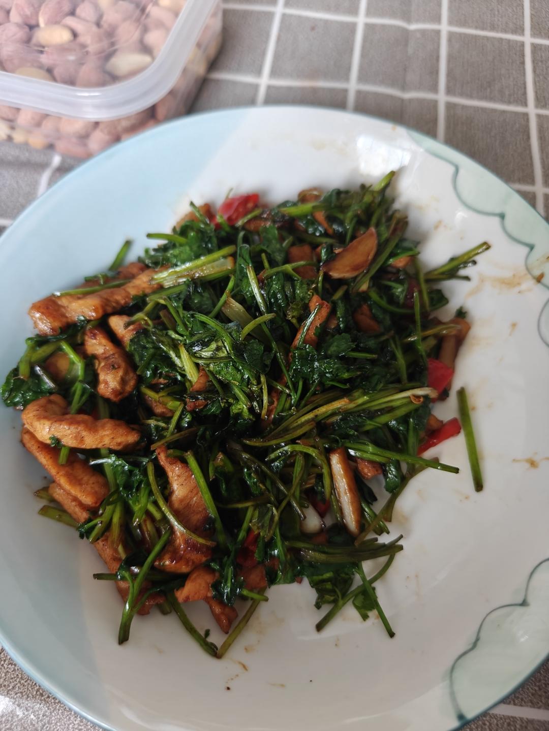 香菜炒牛肉，香辣下饭，爱吃香菜的朋友看过来，拌饭绝了