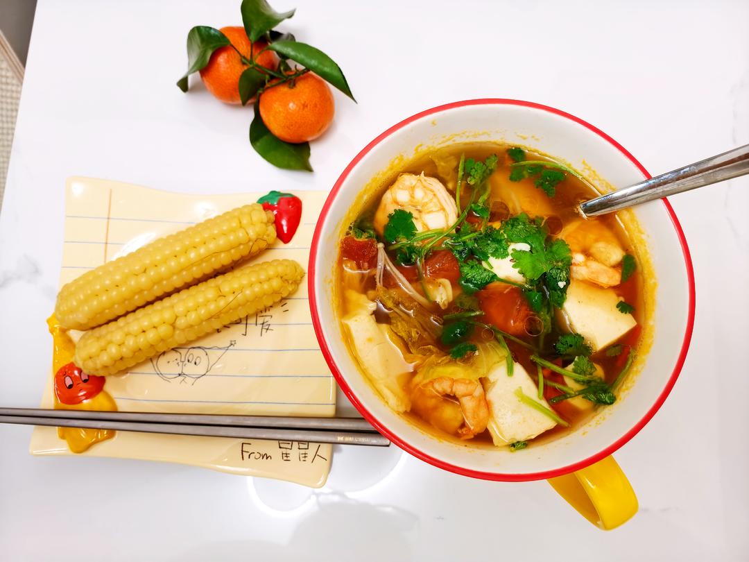 番茄豆腐金针配拇指玉米菇虾仁生菜汤