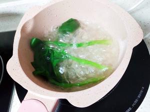 宝宝辅食之菠菜米粉糊(自制猪肝粉＋自制黑芝麻酱＋核桃油)的做法 步骤2