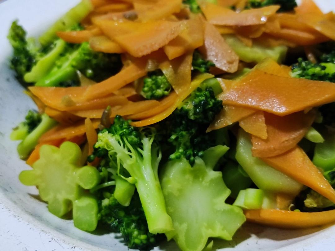 西蓝花炒胡萝卜清爽型～