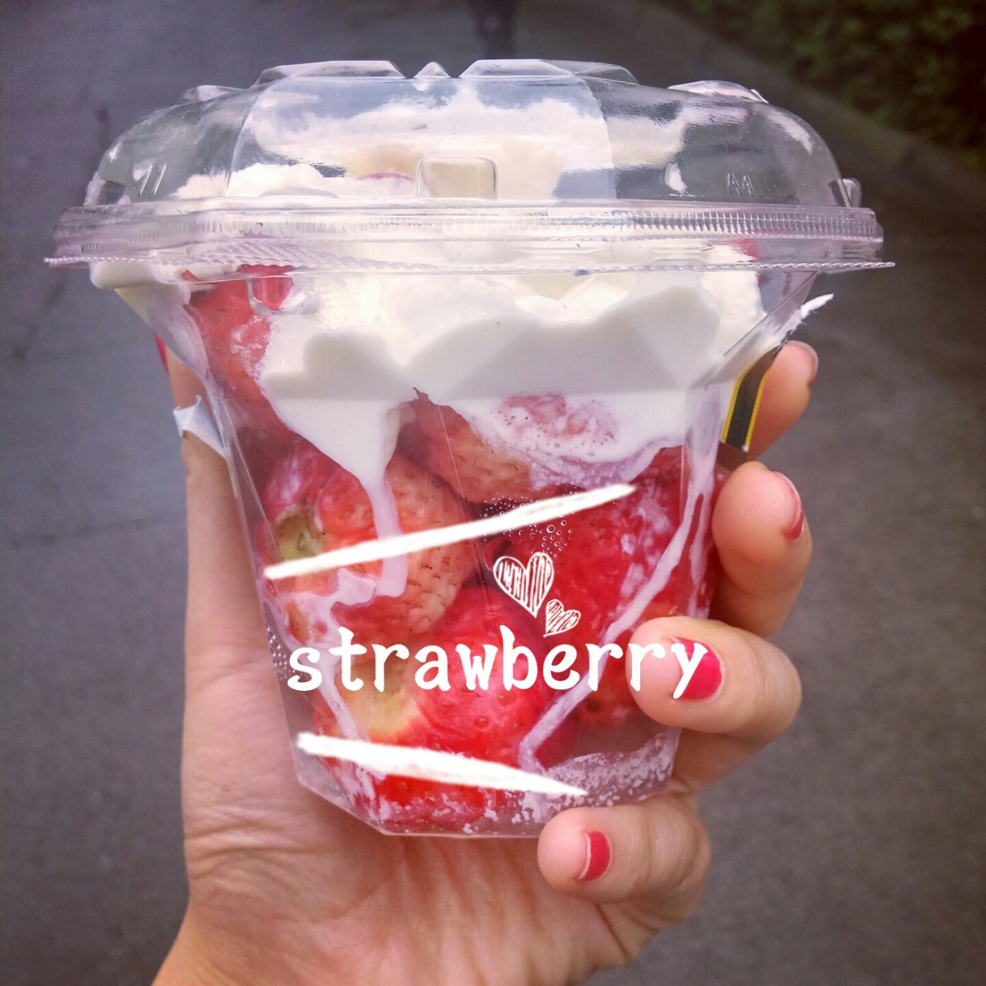 今冬第一颗草莓