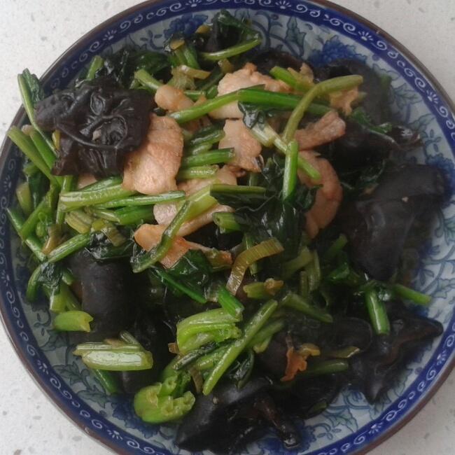 木耳菠菜炒肉的做法