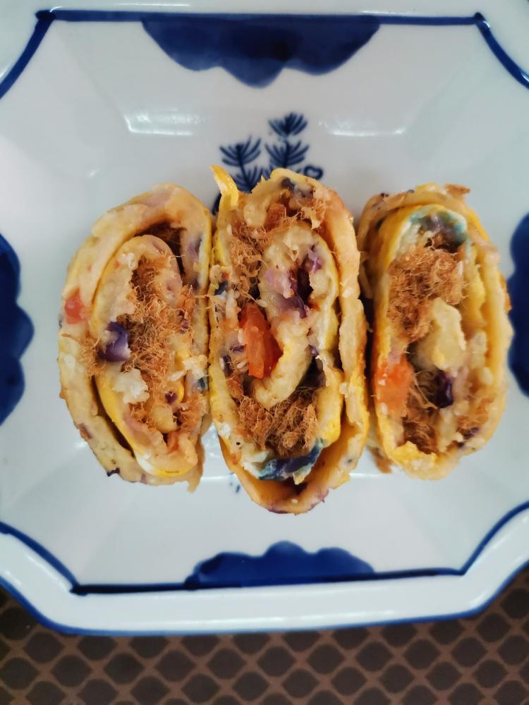 宝宝吃的营养早餐—紫甘蓝虾仁西红市肉松鸡蛋饼