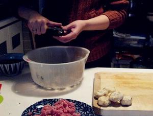 树蘑马蹄蒸肉饼的做法 步骤2