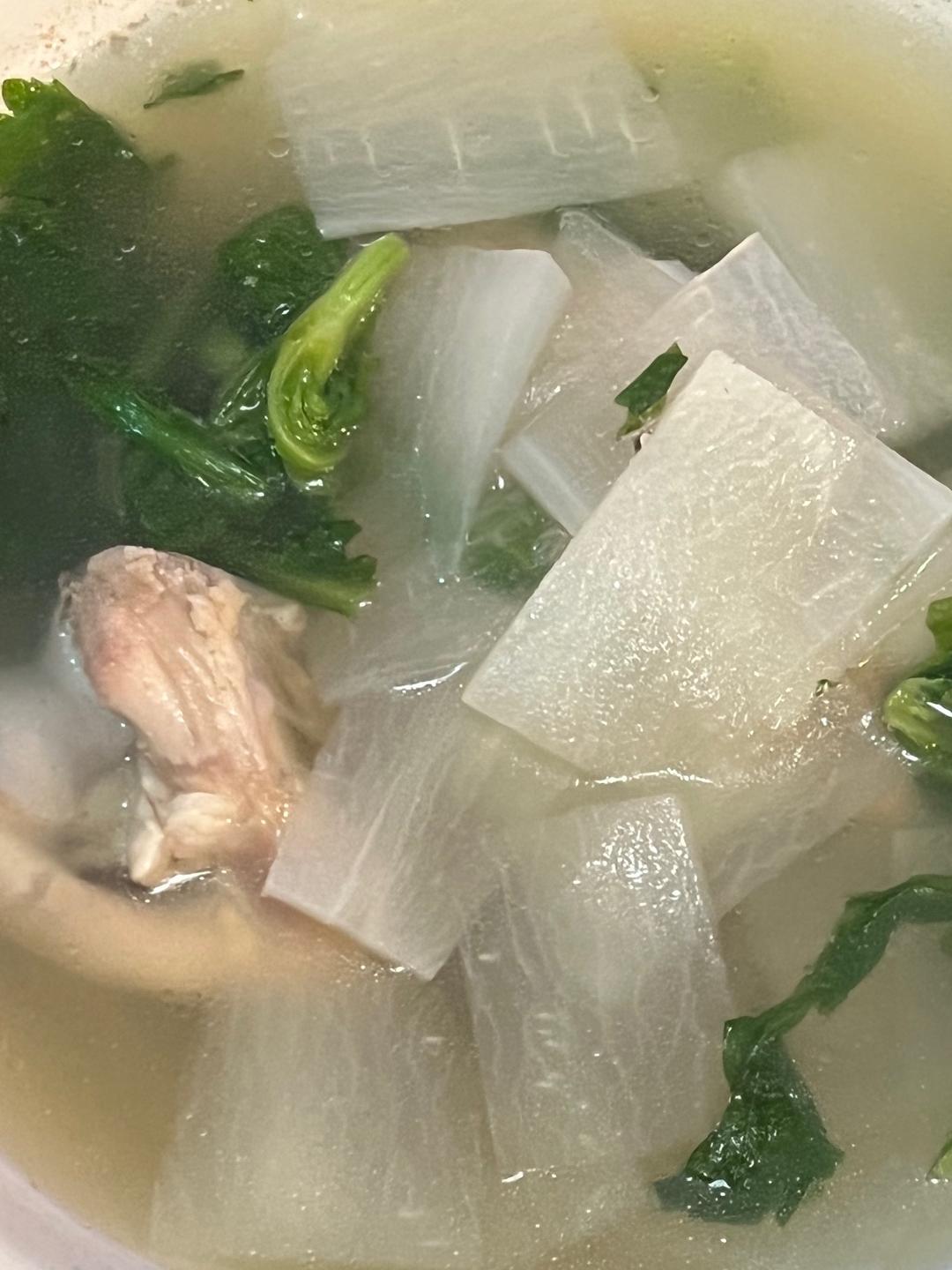 茼蒿萝卜棒骨汤的做法