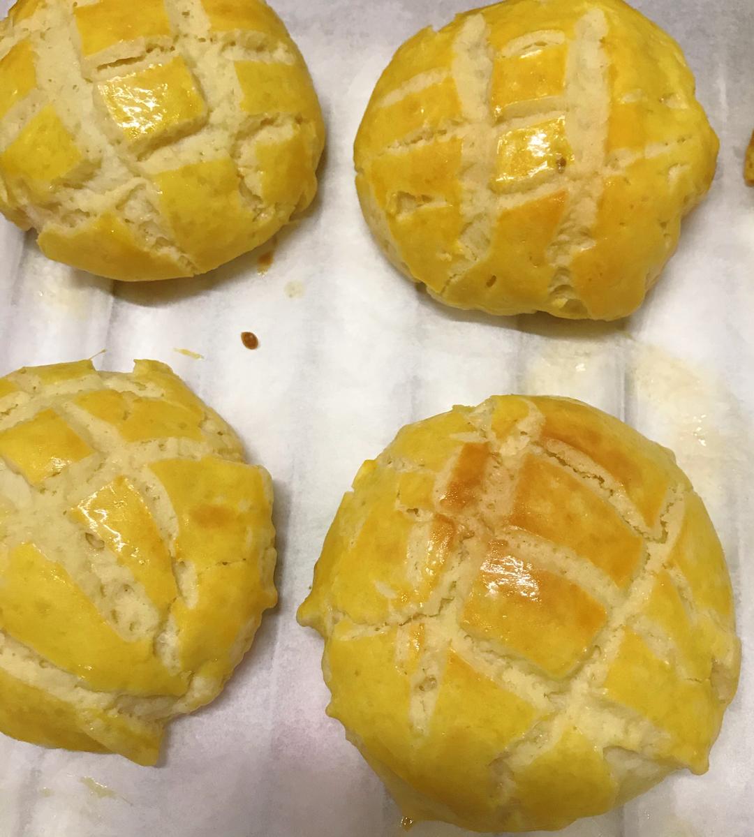 咬一口超满足的金黄菠萝包！（冰奶茶的最佳cp）