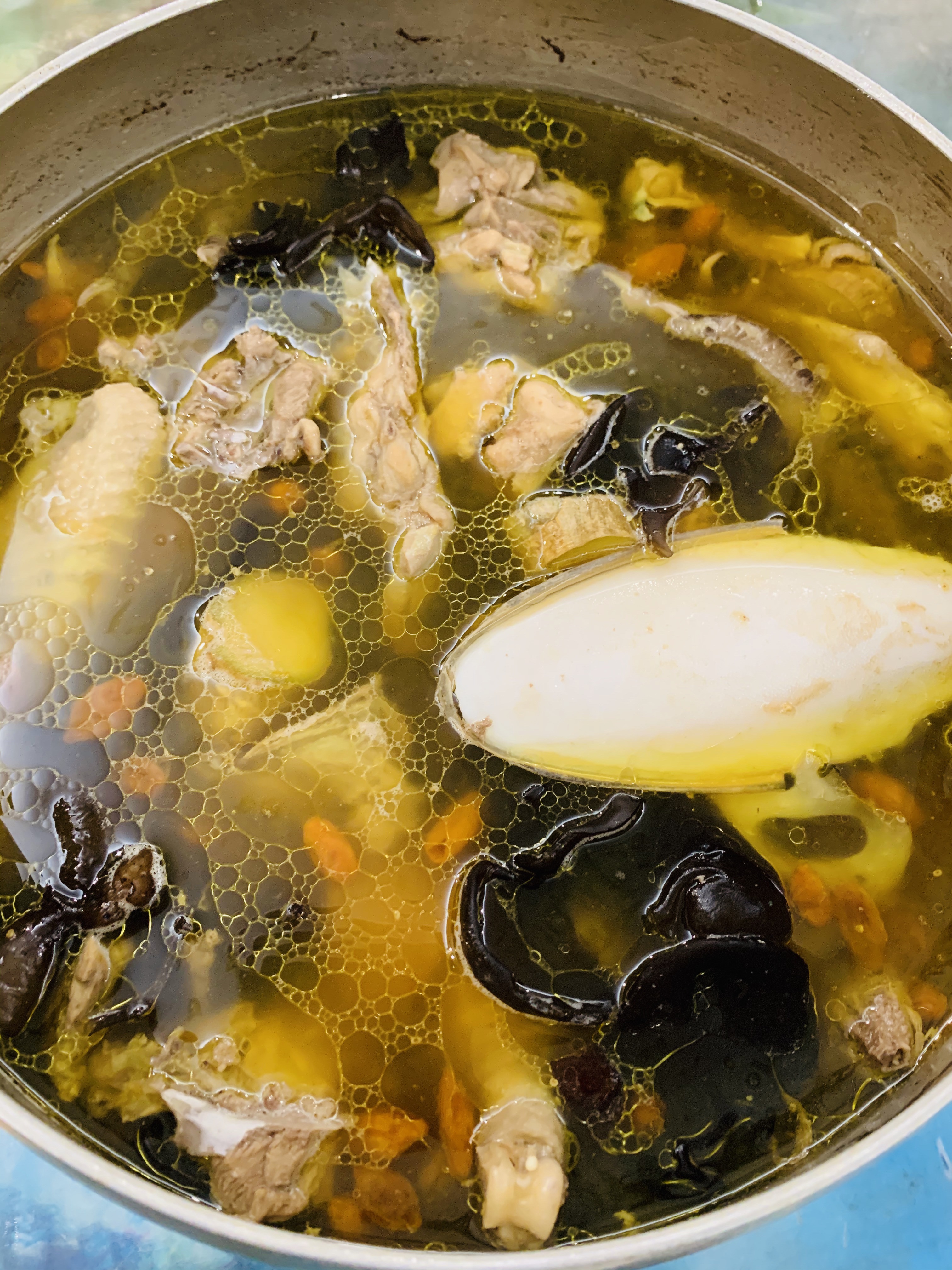 简单易做大补汤之墨鱼炖鸡的做法 步骤4