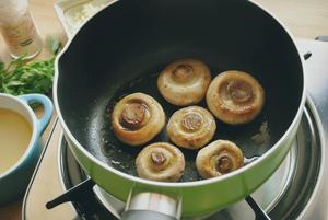 《孤独的美食家》之蒜香鸡汁焗蘑菇的做法 步骤2