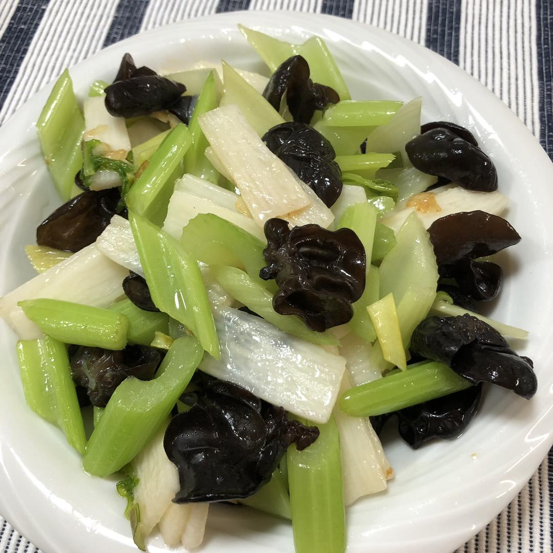 云爱美食做的木耳山药炒西芹