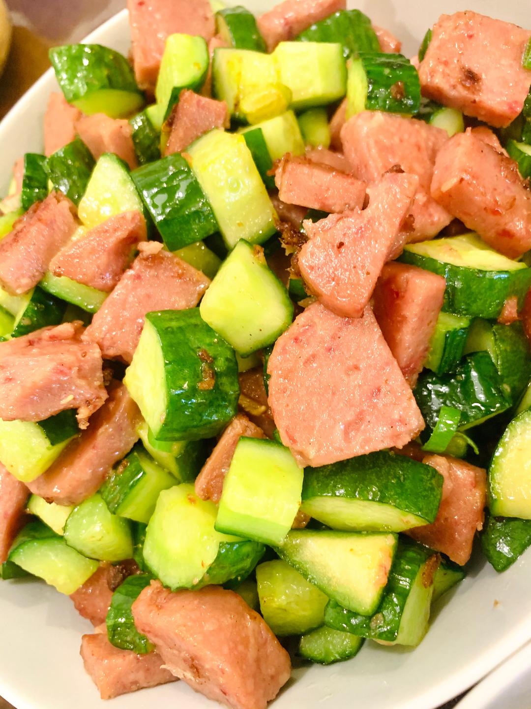 黄瓜炒午餐肉的做法