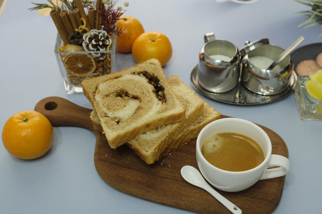 雙色牛奶核桃吐司