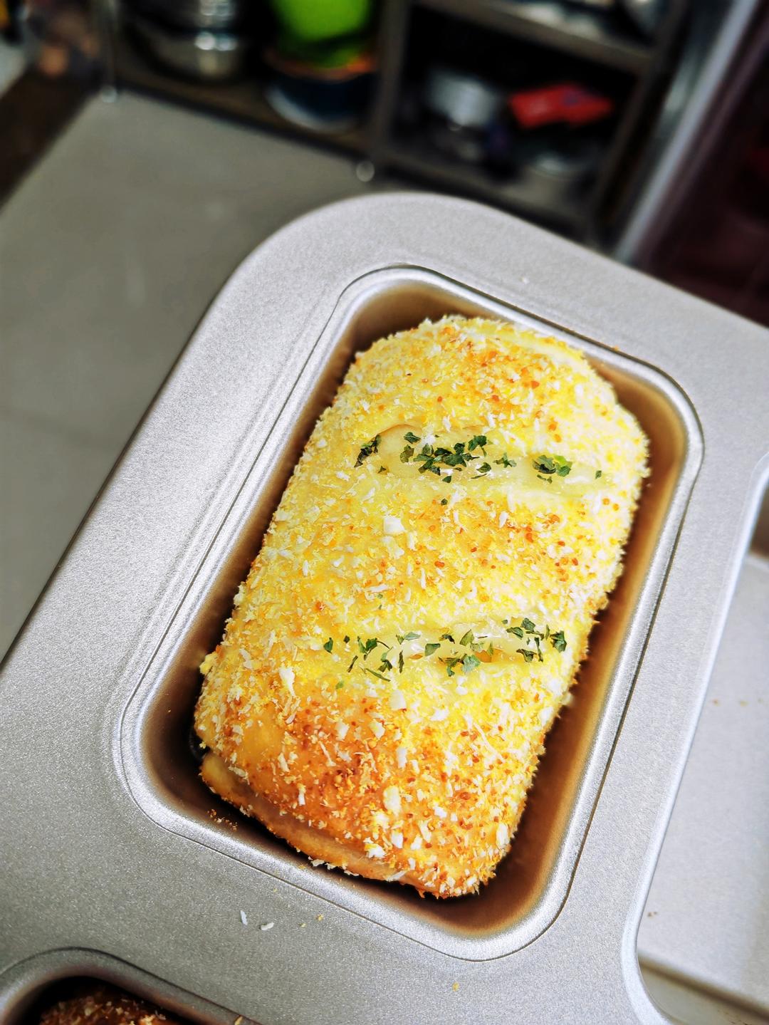 软乎乎的芝士肠仔面包，完爆面包店，放一周不硬