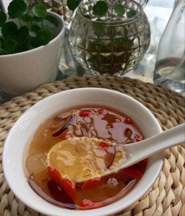 美容润肤 益气补血《桃胶皂角米百合银耳红枣羹》