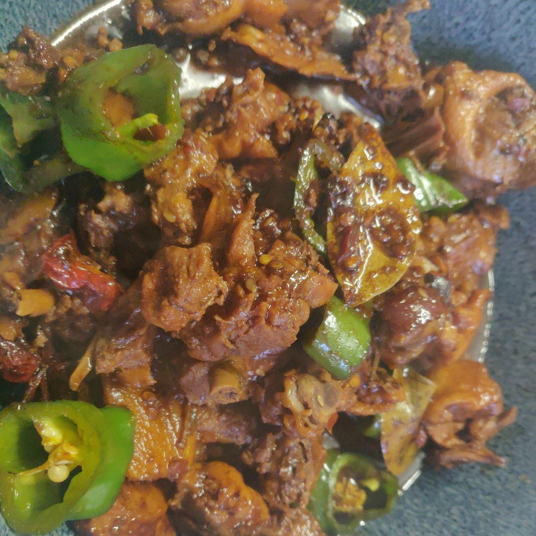 传统正宗的啤酒鸭配方和做法，鲜嫩香浓，只需炒千万不要焯水