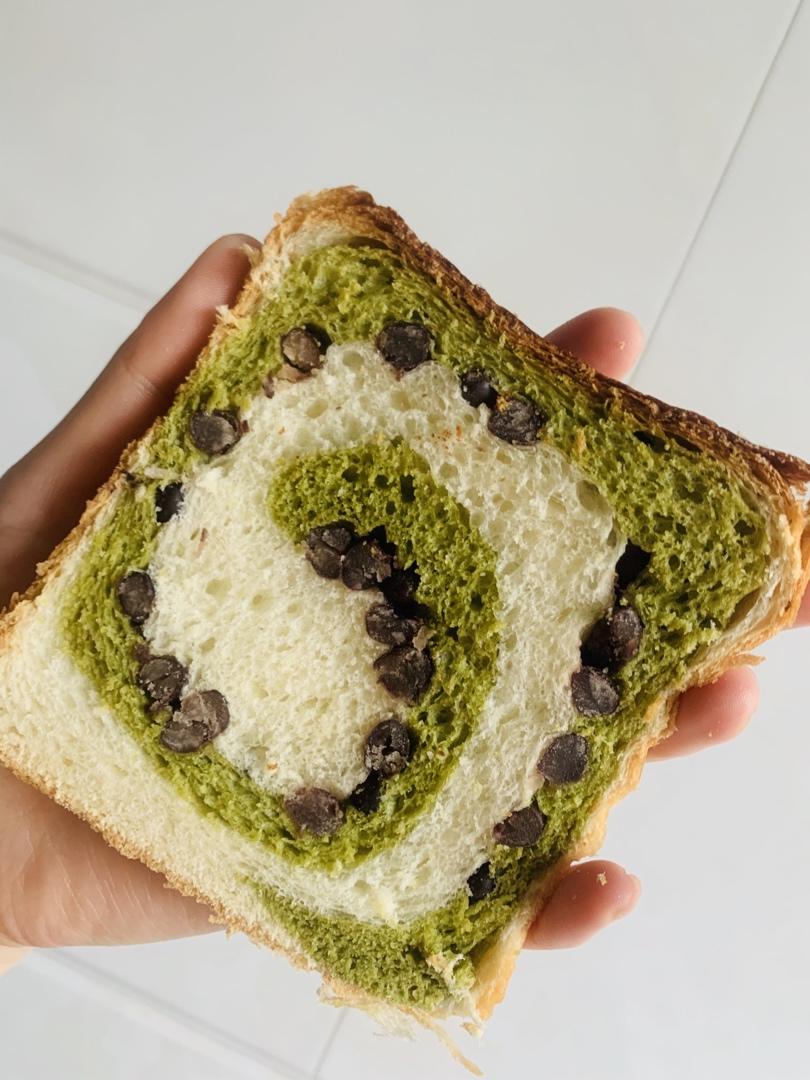 清香柔软的抹茶红豆吐司